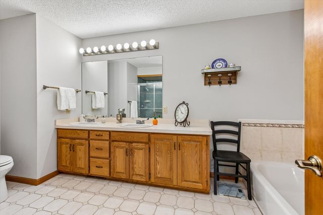 3012 Highpointe Curve, Roseville, MN 55113
