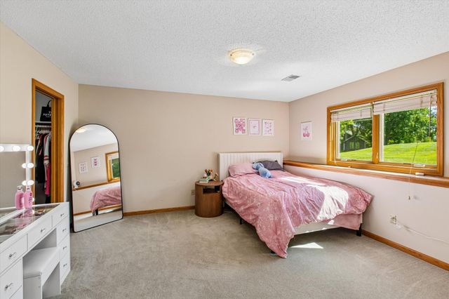 3012 Highpointe Curve, Roseville, MN 55113