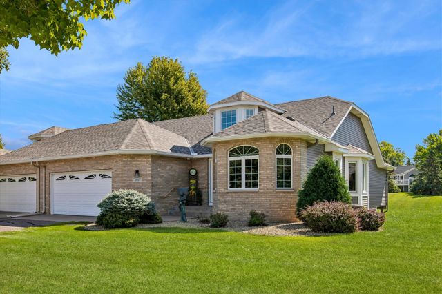 3012 Highpointe Curve, Roseville, MN 55113