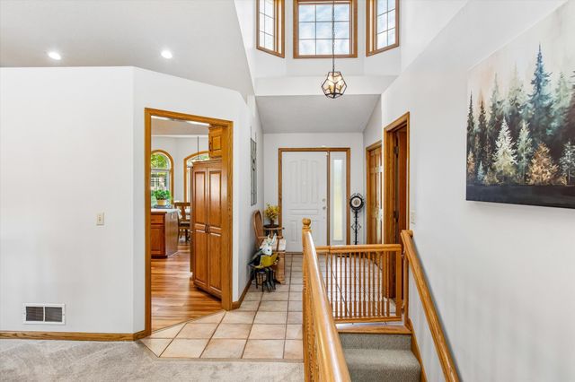 3012 Highpointe Curve, Roseville, MN 55113