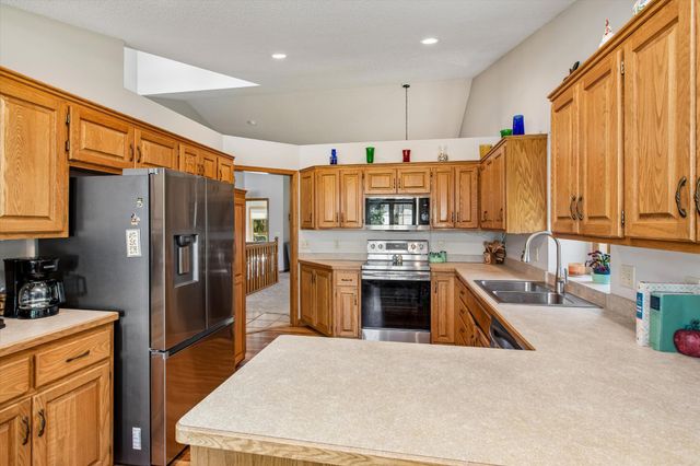3012 Highpointe Curve, Roseville, MN 55113