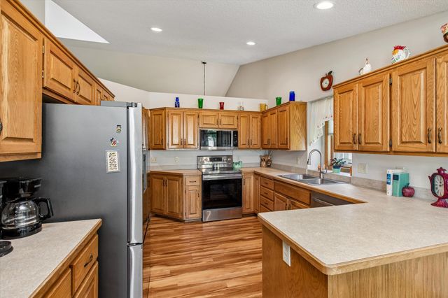 3012 Highpointe Curve, Roseville, MN 55113