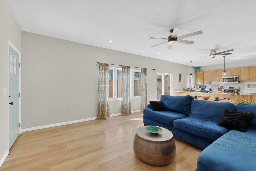 Image 11 of property listing at 433 Pacific Avenue SW, Albuquerque, NM 87102