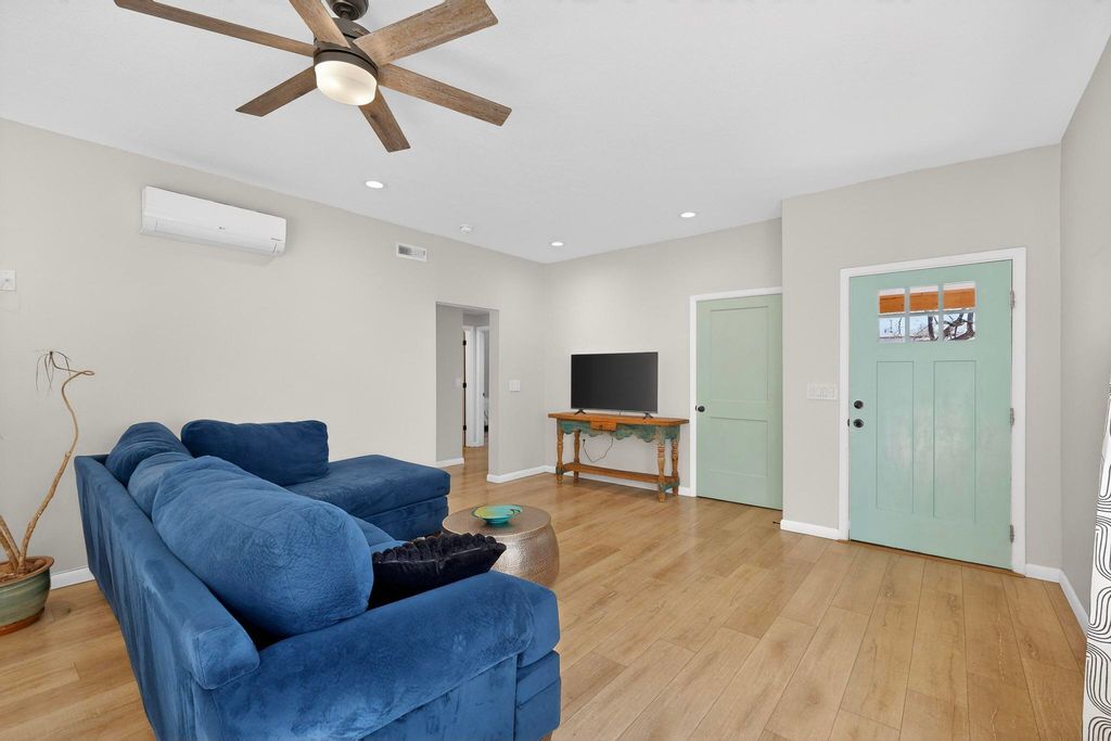 Image 13 of property listing at 433 Pacific Avenue SW, Albuquerque, NM 87102