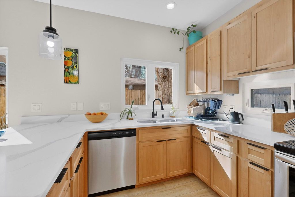 Image 18 of property listing at 433 Pacific Avenue SW, Albuquerque, NM 87102