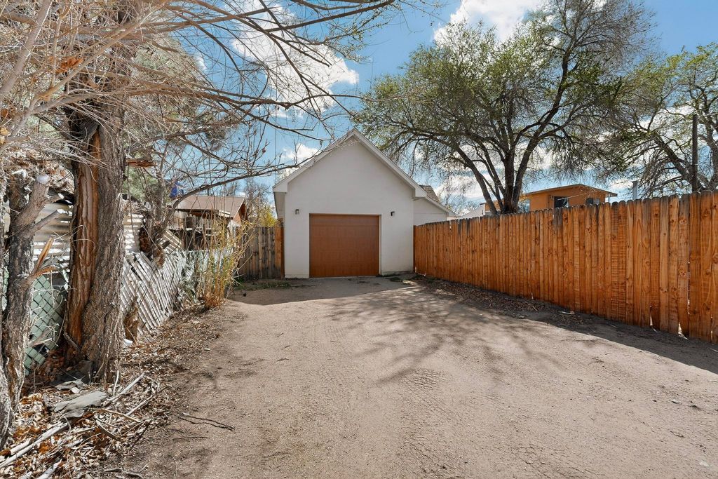 Image 45 of property listing at 433 Pacific Avenue SW, Albuquerque, NM 87102