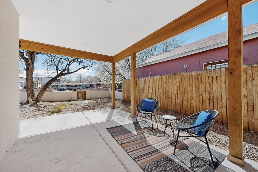 Image 6 of property listing at 433 Pacific Avenue SW, Albuquerque, NM 87102