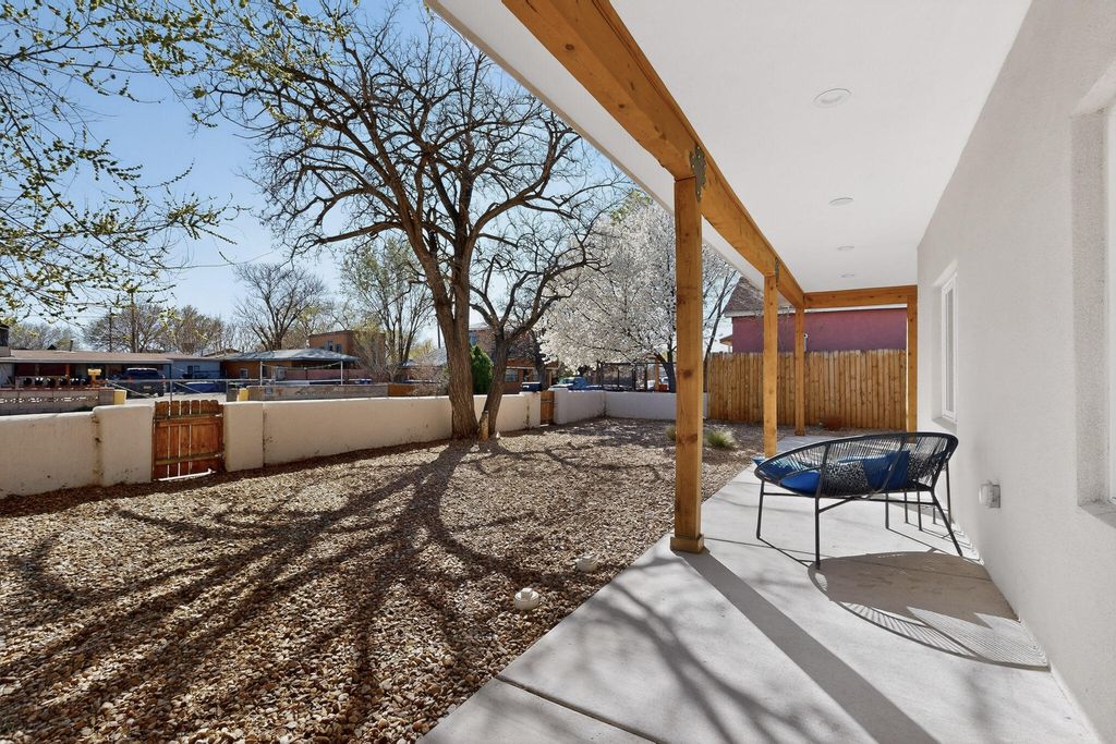 Image 7 of property listing at 433 Pacific Avenue SW, Albuquerque, NM 87102