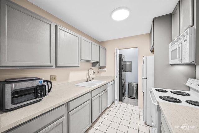 820 N Lakeside Drive 1C, Vernon Hills, IL 60061