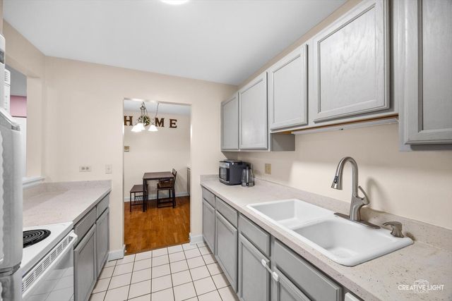 820 N Lakeside Drive 1C, Vernon Hills, IL 60061