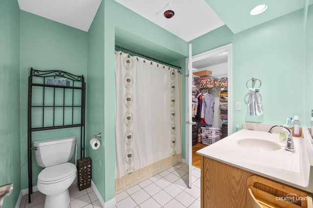 820 N Lakeside Drive 1C, Vernon Hills, IL 60061
