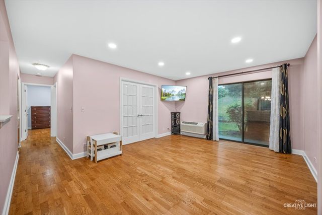820 N Lakeside Drive 1C, Vernon Hills, IL 60061
