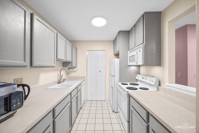 820 N Lakeside Drive 1C, Vernon Hills, IL 60061