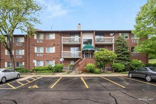 820 N Lakeside Drive 1C, Vernon Hills, IL 60061