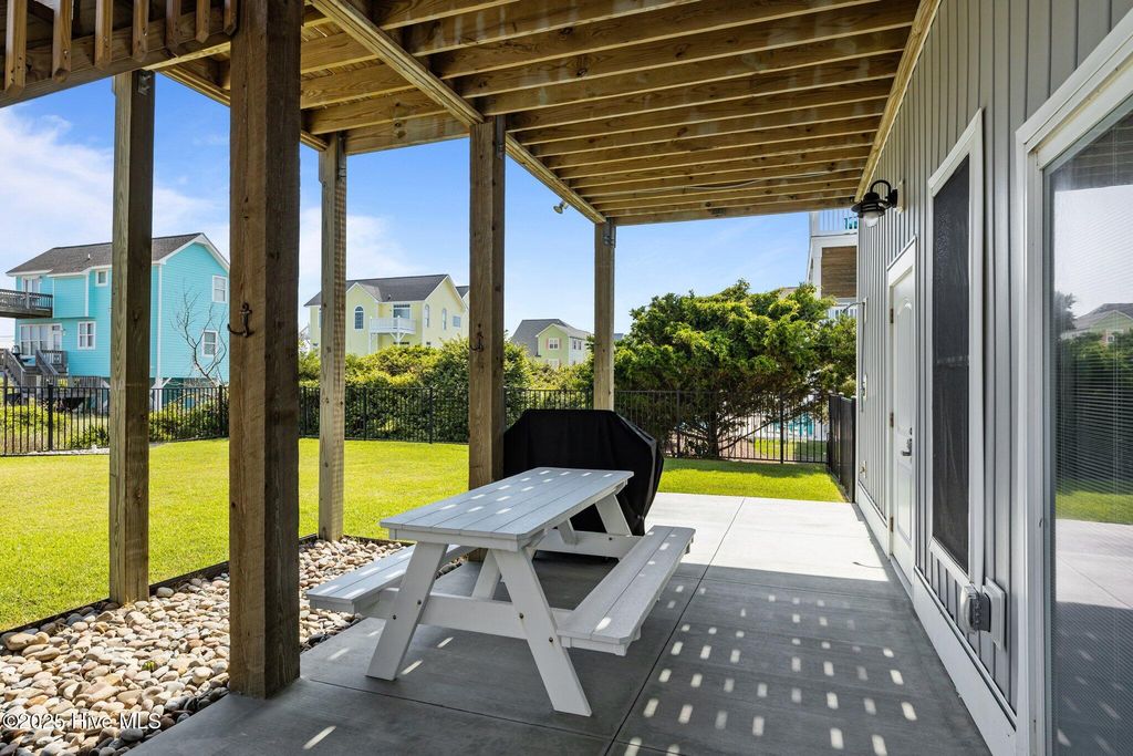 Image 10 of property listing at 1905 Emerald Drive, Emerald Isle, NC 28594