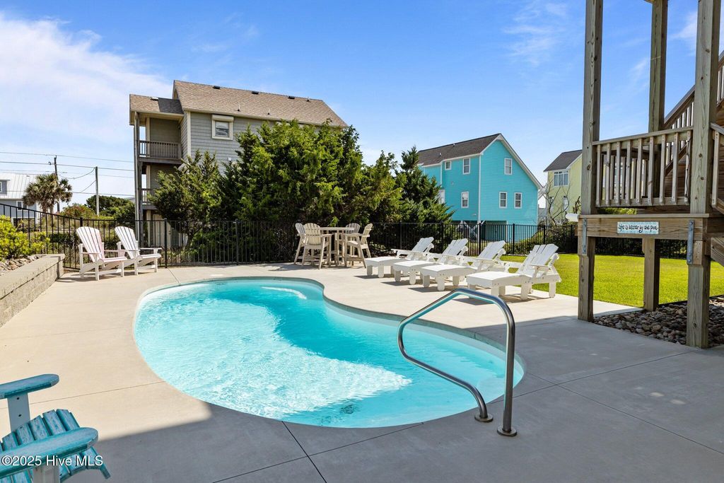 Image 11 of property listing at 1905 Emerald Drive, Emerald Isle, NC 28594