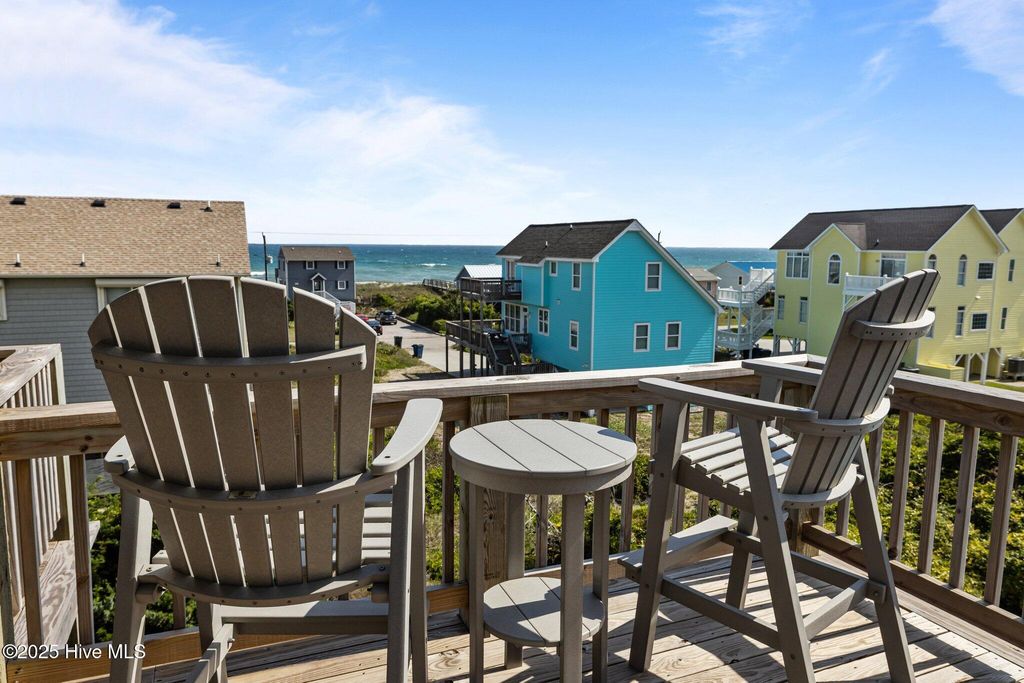 Image 13 of property listing at 1905 Emerald Drive, Emerald Isle, NC 28594