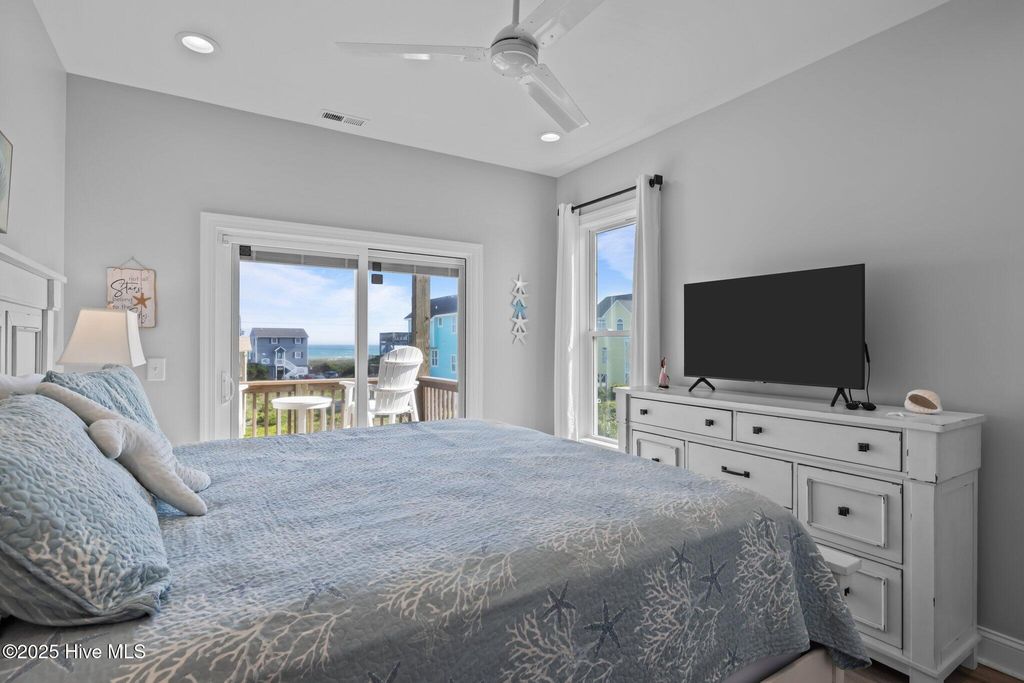 Image 28 of property listing at 1905 Emerald Drive, Emerald Isle, NC 28594