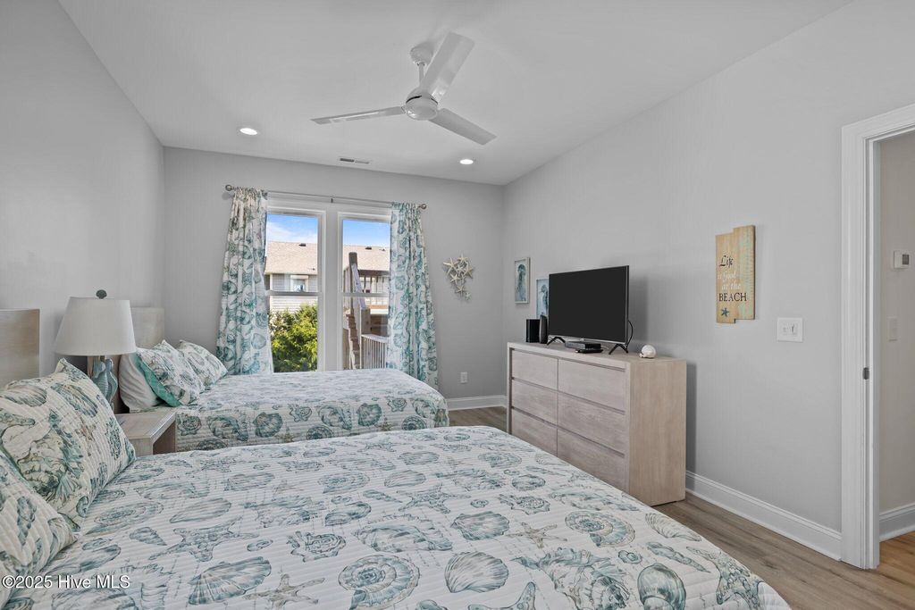 Image 35 of property listing at 1905 Emerald Drive, Emerald Isle, NC 28594