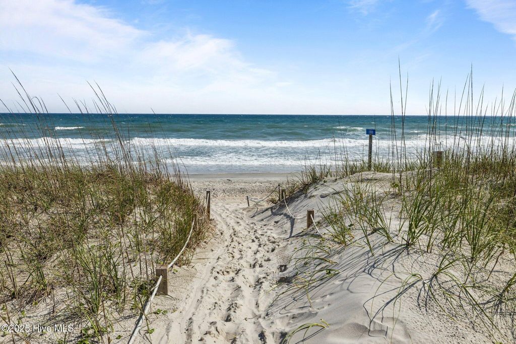 Image 5 of property listing at 1905 Emerald Drive, Emerald Isle, NC 28594