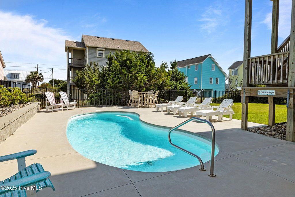 Image 8 of property listing at 1905 Emerald Drive, Emerald Isle, NC 28594