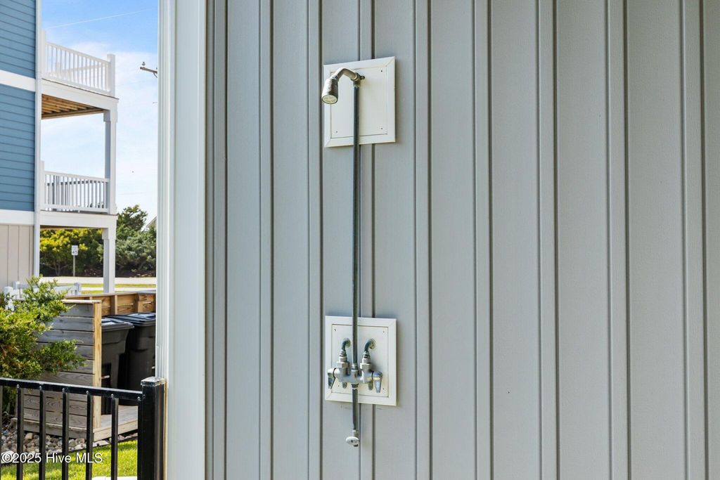 Image 9 of property listing at 1905 Emerald Drive, Emerald Isle, NC 28594