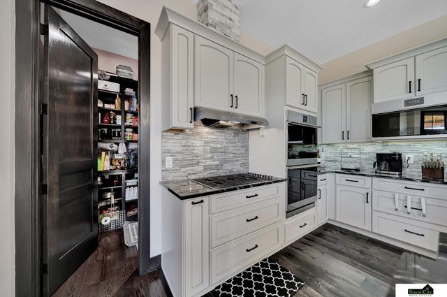 17380 S 77 Point, Hickman, NE 68372