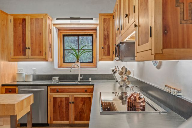 1330 Bishops Lodge Road, Santa Fe, NM 87506