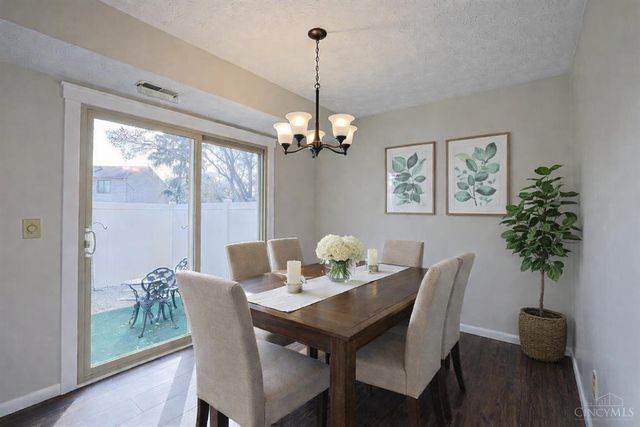 18 Oakwood Court, Springdale, OH 45246