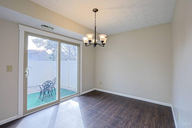 18 Oakwood Court, Springdale, OH 45246