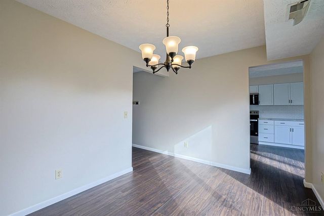 18 Oakwood Court, Springdale, OH 45246