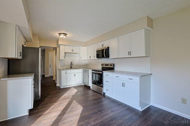 18 Oakwood Court, Springdale, OH 45246