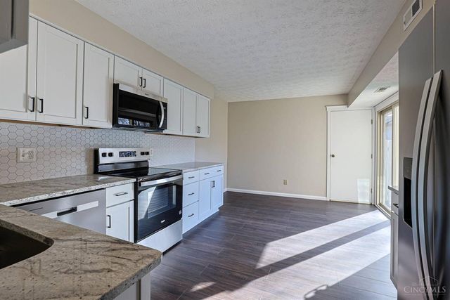 18 Oakwood Court, Springdale, OH 45246