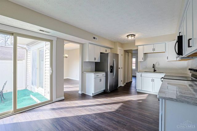 18 Oakwood Court, Springdale, OH 45246