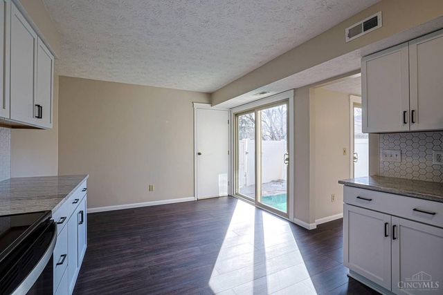 18 Oakwood Court, Springdale, OH 45246