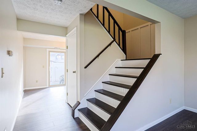 18 Oakwood Court, Springdale, OH 45246