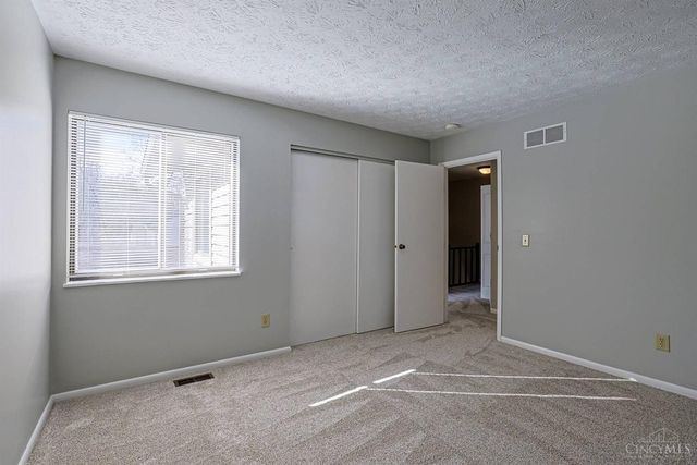 18 Oakwood Court, Springdale, OH 45246