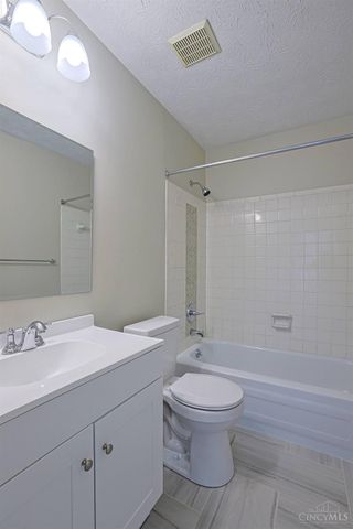 18 Oakwood Court, Springdale, OH 45246