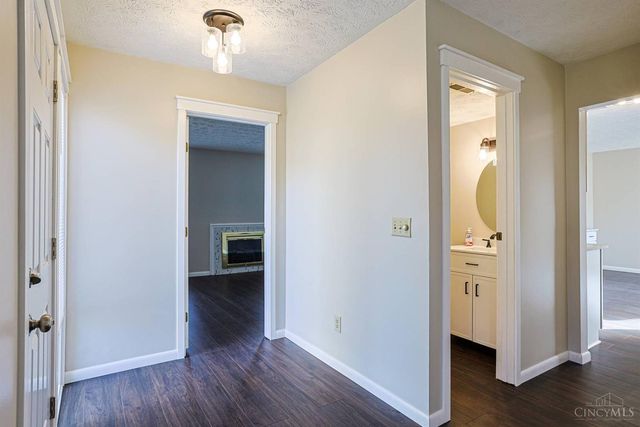 18 Oakwood Court, Springdale, OH 45246