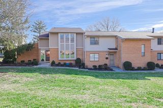 18 Oakwood Court, Springdale, OH 45246