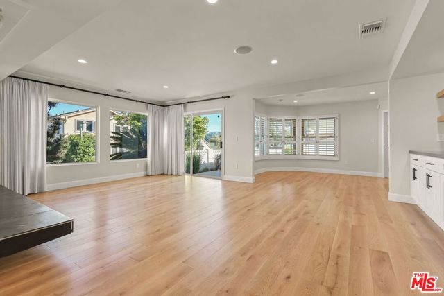 4102 S Cloverdale Avenue, Los Angeles, CA 90008