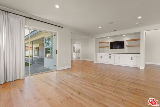 4102 S Cloverdale Avenue, Los Angeles, CA 90008