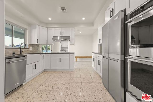 4102 S Cloverdale Avenue, Los Angeles, CA 90008