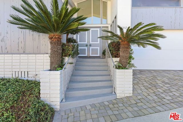 4102 S Cloverdale Avenue, Los Angeles, CA 90008