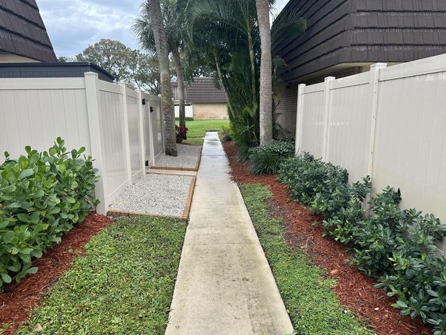 7307 73rd Way, West Palm Beach, FL 33407