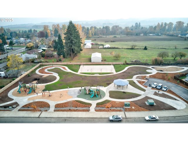 482 Se ISENBERG St, Dallas, OR 97338