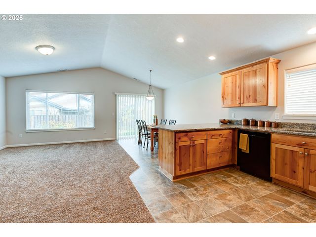 482 Se ISENBERG St, Dallas, OR 97338