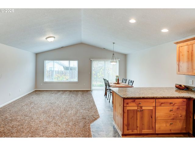 482 Se ISENBERG St, Dallas, OR 97338