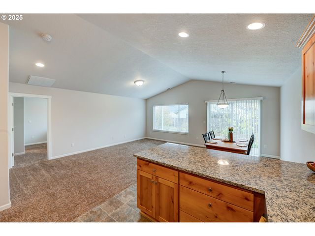 482 Se ISENBERG St, Dallas, OR 97338