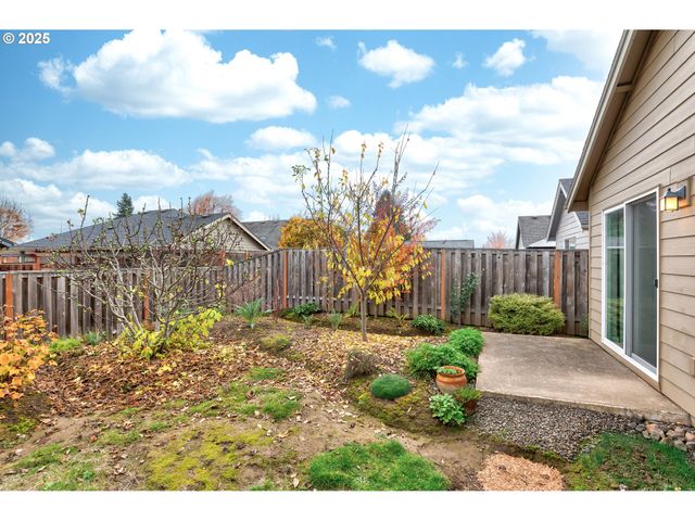482 Se ISENBERG St, Dallas, OR 97338